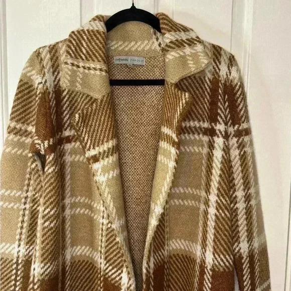 Absolutely Famous - Picture 8 of 16